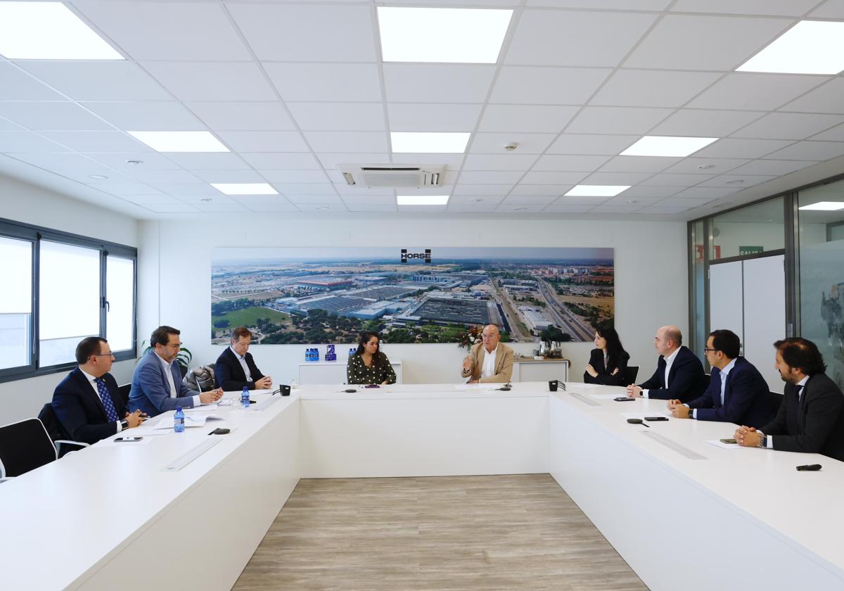 Reunión mantenida por el alcalde de Valladolid y los directivos de Horse en la factoría de Motores.