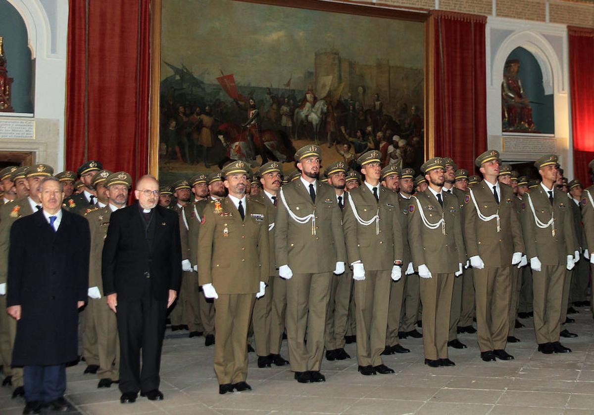 Más de un centenar de artilleros entonan el himno en el interior del Alcázar.