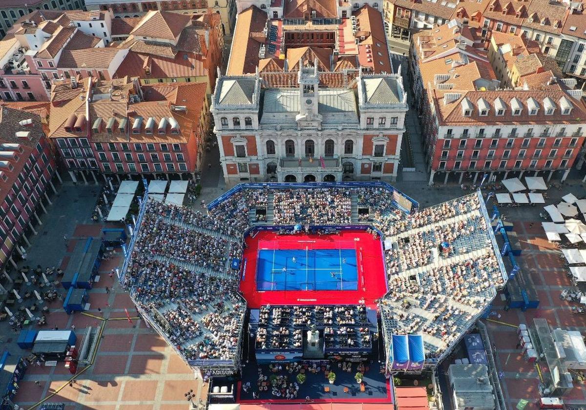 Espectacular vista aérea de la pista de pádel instalada en la plaza Mayor, el pasado mes de junio.