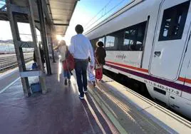 Viajeros suben al tren en la estación de Valladolid.
