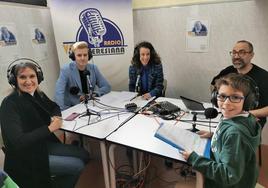 La Consejera de Educación, Rocío Lucas, los profesores de Teresianas Nacho Gago, Alicia Nieto y Jaime Herreras y el pequeño Eloy Rebollo, estudiante y entrevistador radiofónico