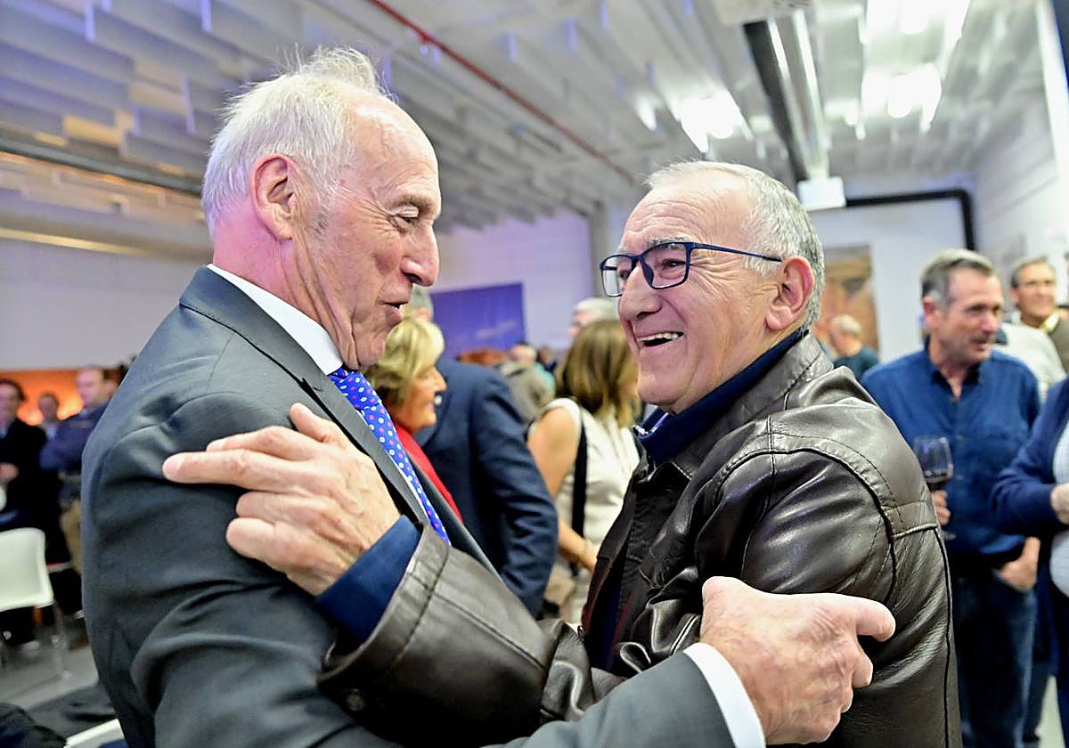 Tomás Nistal, a la derecha, se abraza a Javier Elorriaga.