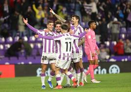 Los jugadores del Real Valladolid celebran el 2-0 ante el Tenerife.
