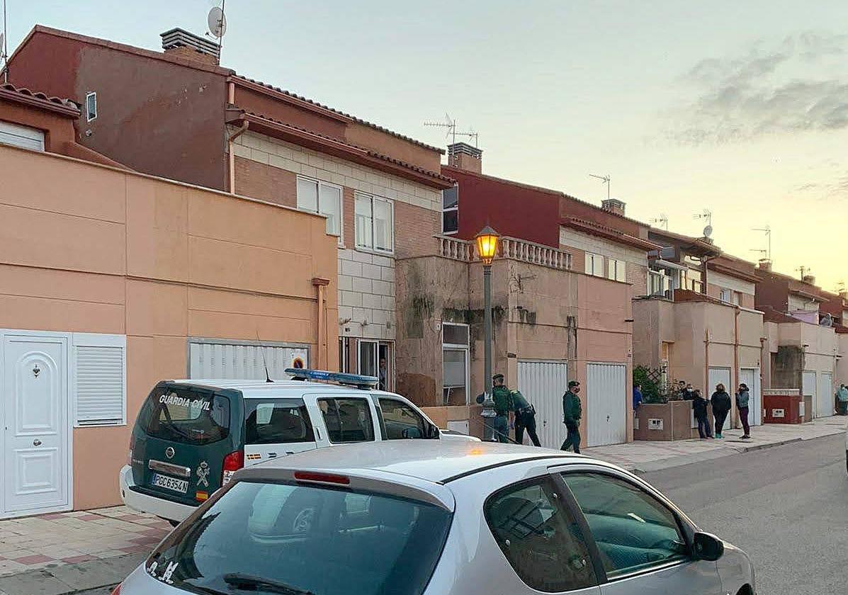 Image de archivo de una intervención de la Guardia Civil para evitar la ocupación ilegal de una vivienda en Santovenia.