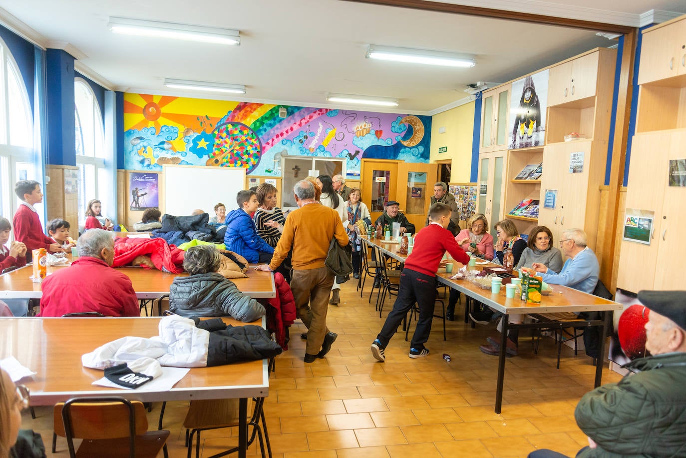 Los alumnos de La Salle culminan un proyecto sobre historia con sus abuelos