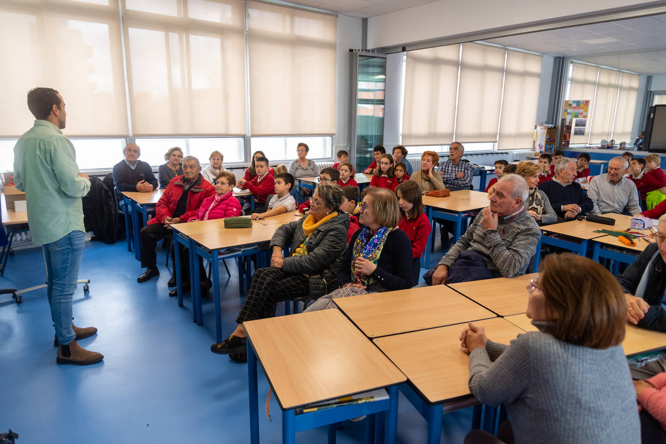 Los alumnos de La Salle culminan un proyecto sobre historia con sus abuelos