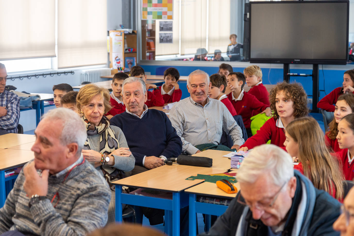 Los alumnos de La Salle culminan un proyecto sobre historia con sus abuelos