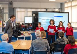 Eduardo García Brea, director general de Mayores de Castilla y León, con los alumnos en La Salle.