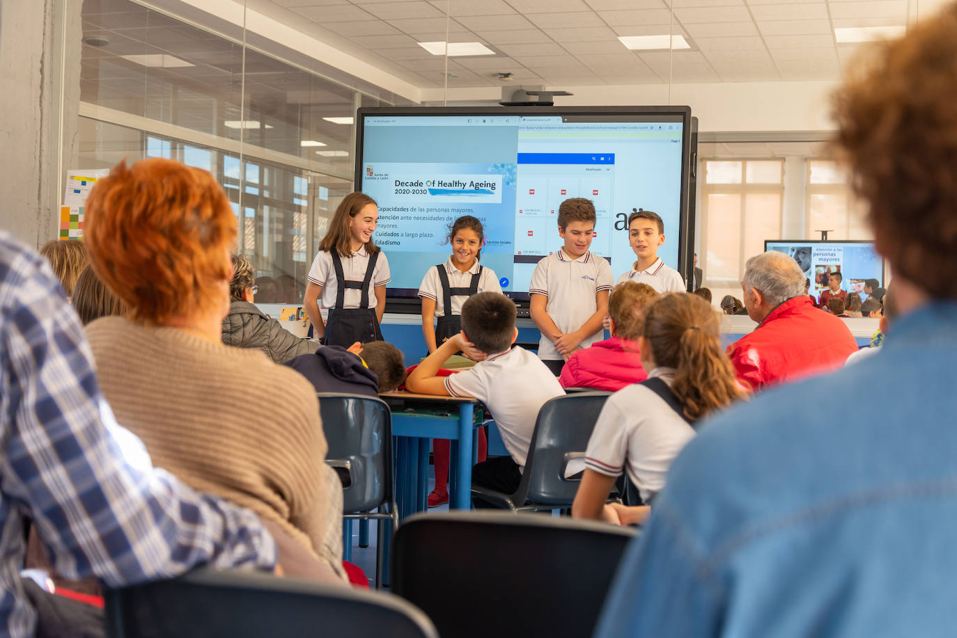 Los alumnos de La Salle culminan un proyecto sobre historia con sus abuelos