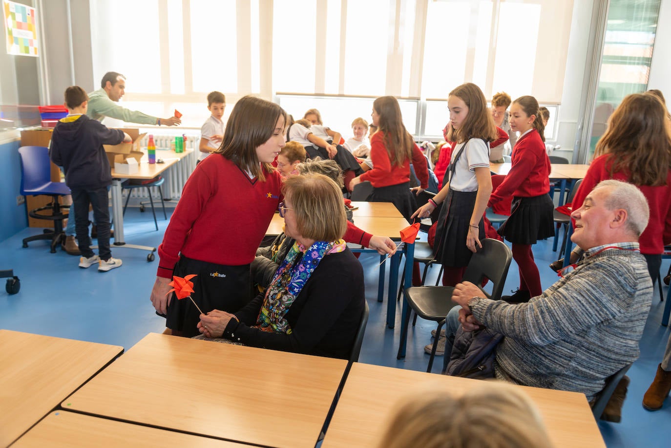 Los alumnos de La Salle culminan un proyecto sobre historia con sus abuelos