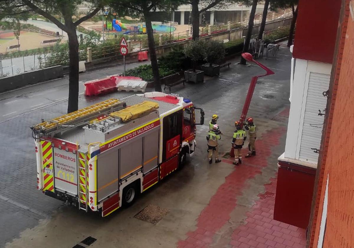 Los bomberos, este mediodía, aseguran una farola en la Avenida de Segovia de la capital vallisoletana.