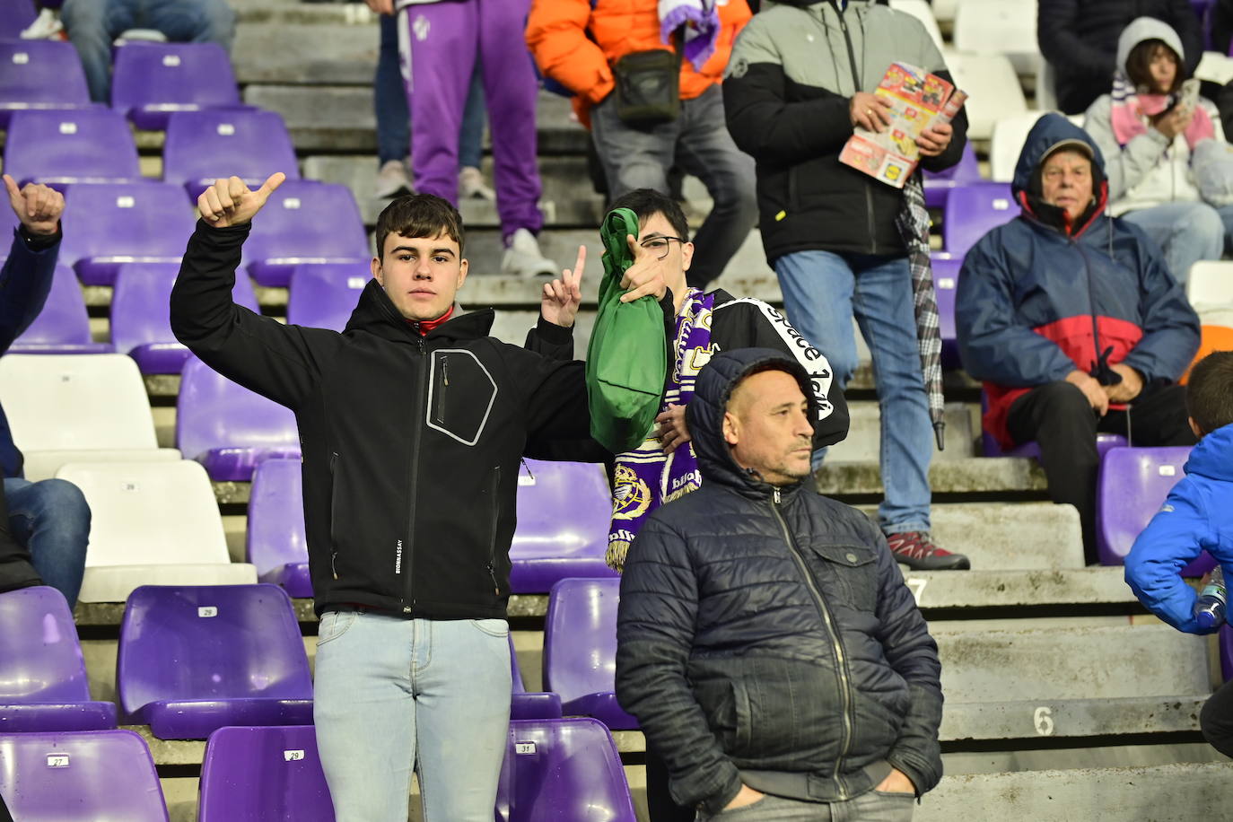 Búscate en la grada del estadio José Zorrilla (1/4)