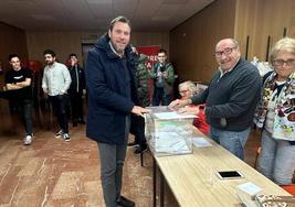 Óscar Puente vota en la consulta a la militancia del PSOE sobre los pactos para la investidura.