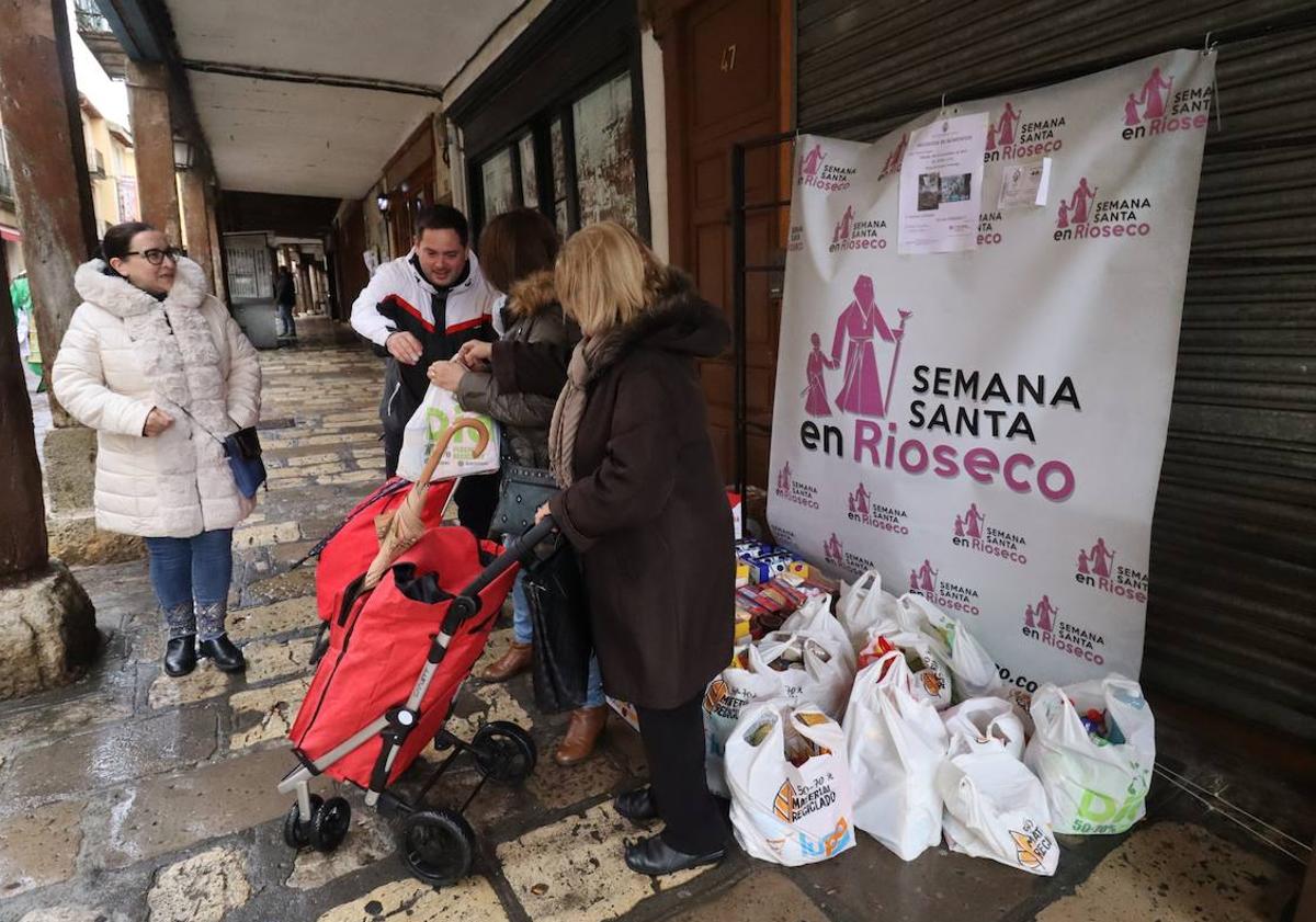 Imagen principal - Entregas de alimentos de los riosecanos.