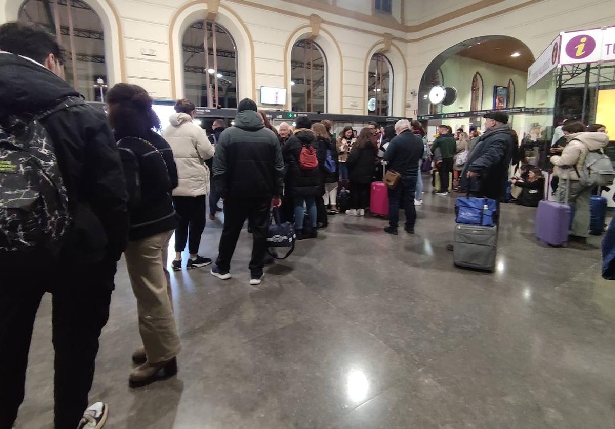 Pasajeros en la estación de tren de Valladolid, pasadas las diez de la noche.