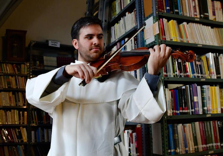 Fray Bernardo tocando el violín en la biblioteca de los dominicos de San Pablo.