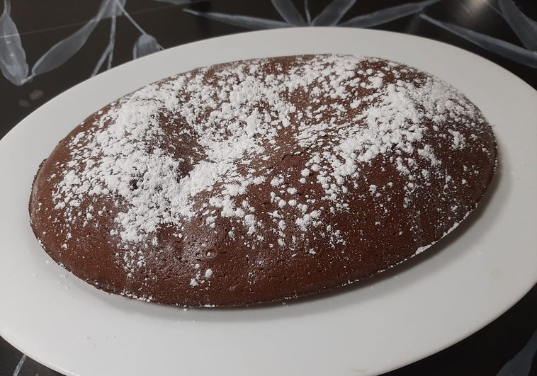 Bizcocho de chocolate con azúcar glas por encima listo para su consumo.