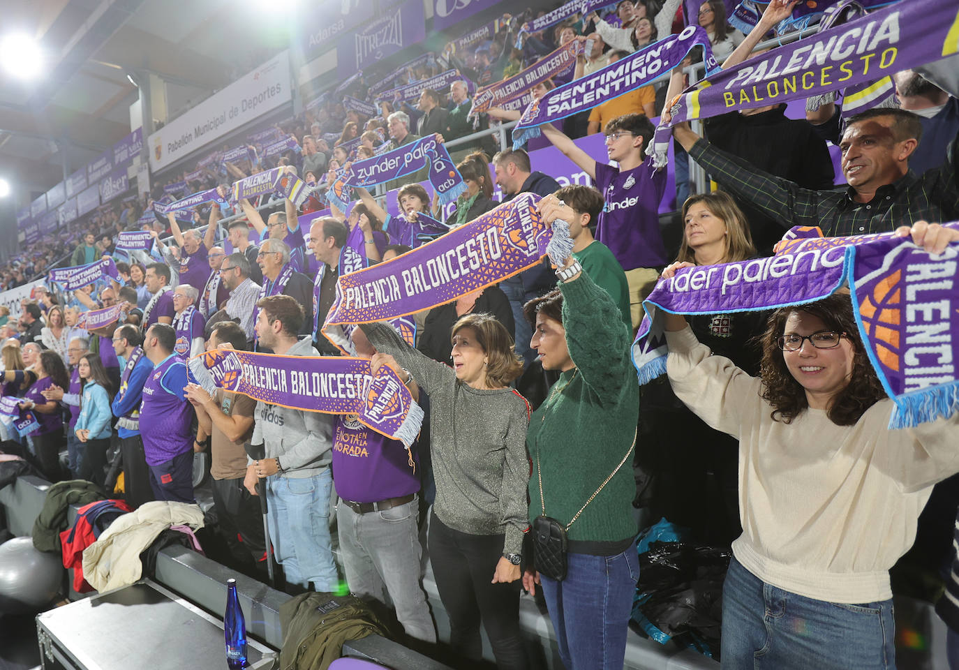 Búscate en las gradas del Zunder Palencia-Girona