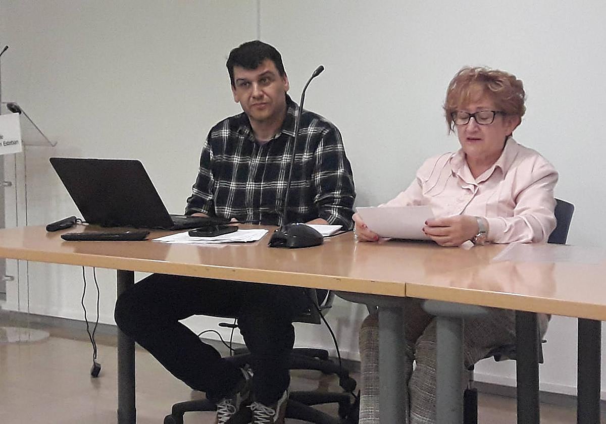 Jesús Fernández de Sevilla y María Socorro Sanz Lozano durante la charla-coloquio del Memorial Eloy Arribas.