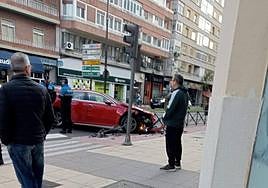 El vehículo siniestrado, empotrado contra la valla.