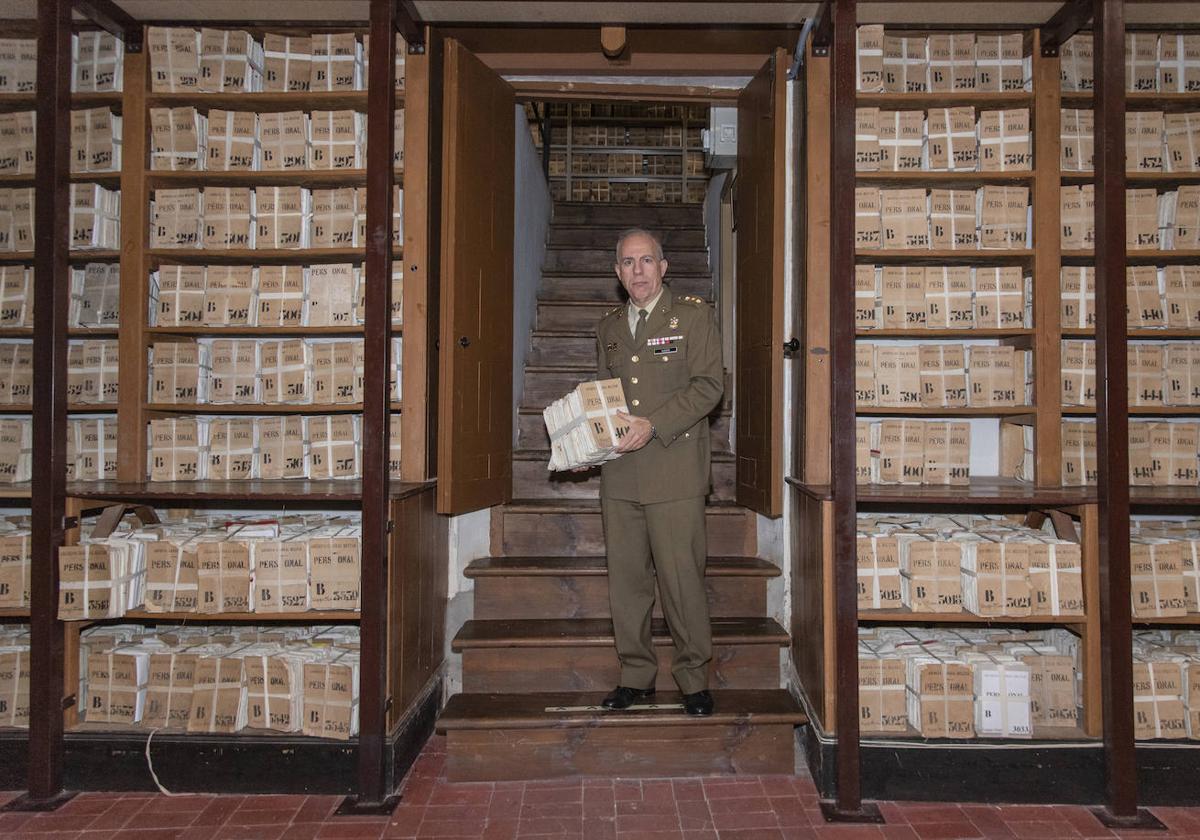 El teniente coronel Javier Alonso, director del Archivo Militar.