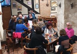 Público degustando una de las tapas en uno de los locales hosteleros participantes.