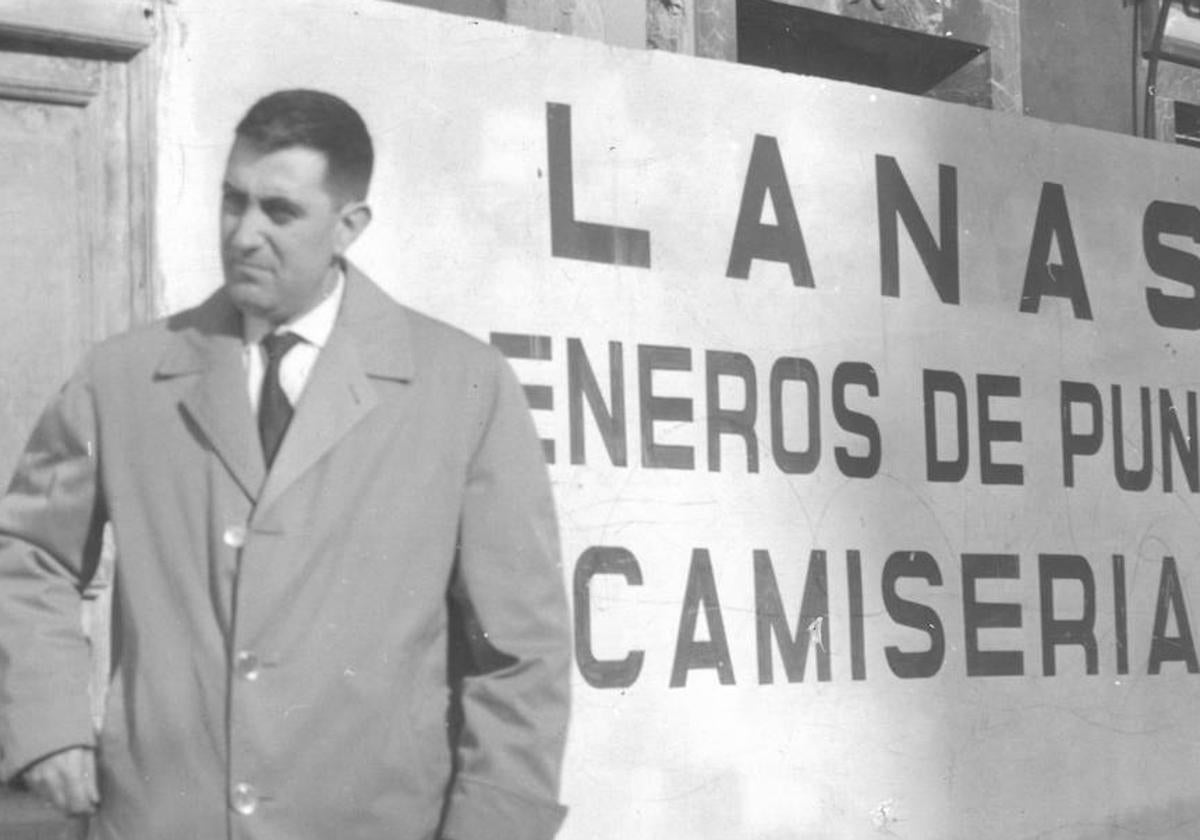 Rafael Monedero Vega ante el local del Paseo de Zorrilla número 50 antes de comenzar las obras.