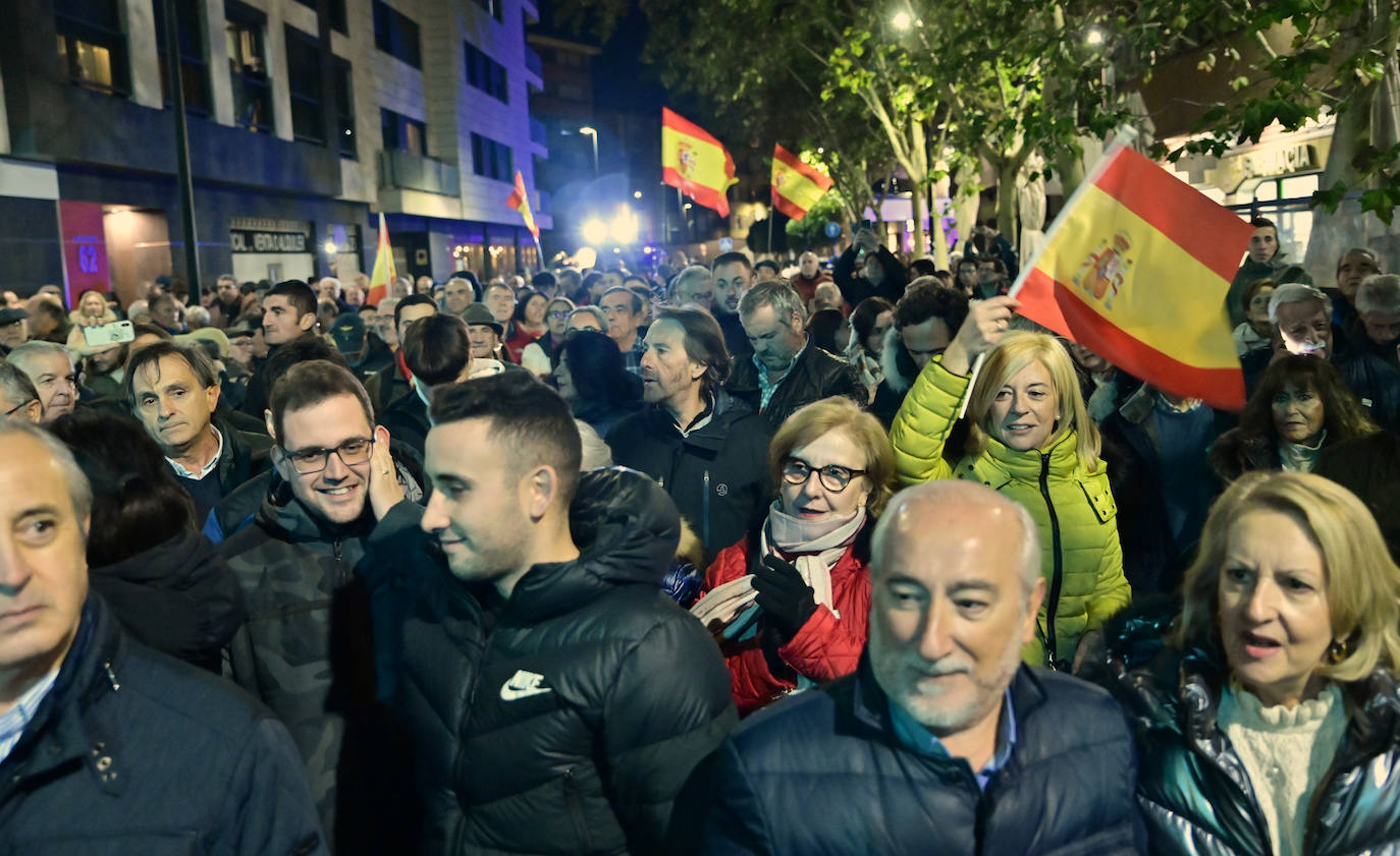 La protesta contra la amnistía frente a la sede del PSOE, en imágenes
