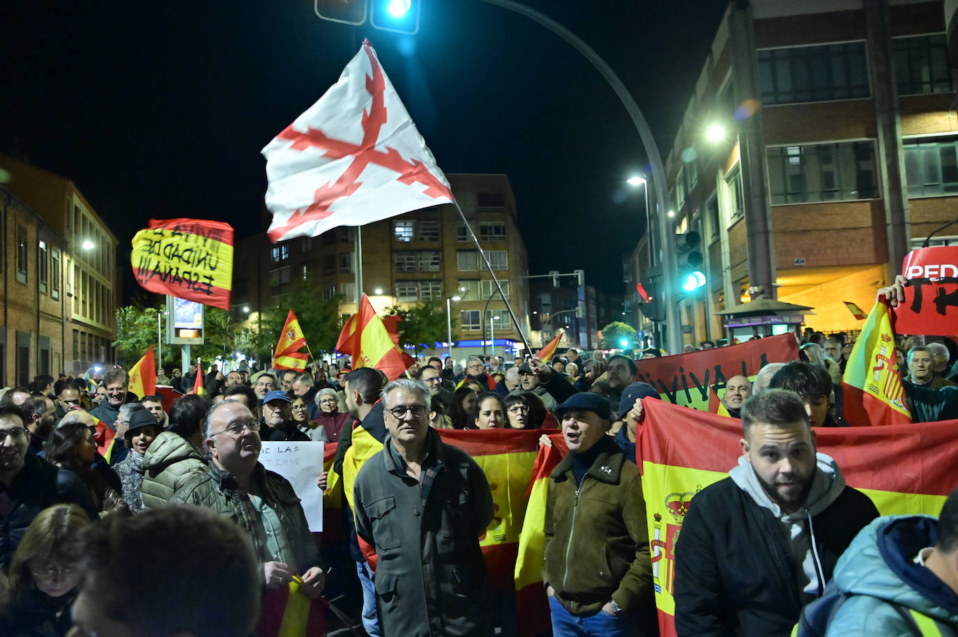 La protesta contra la amnistía frente a la sede del PSOE, en imágenes