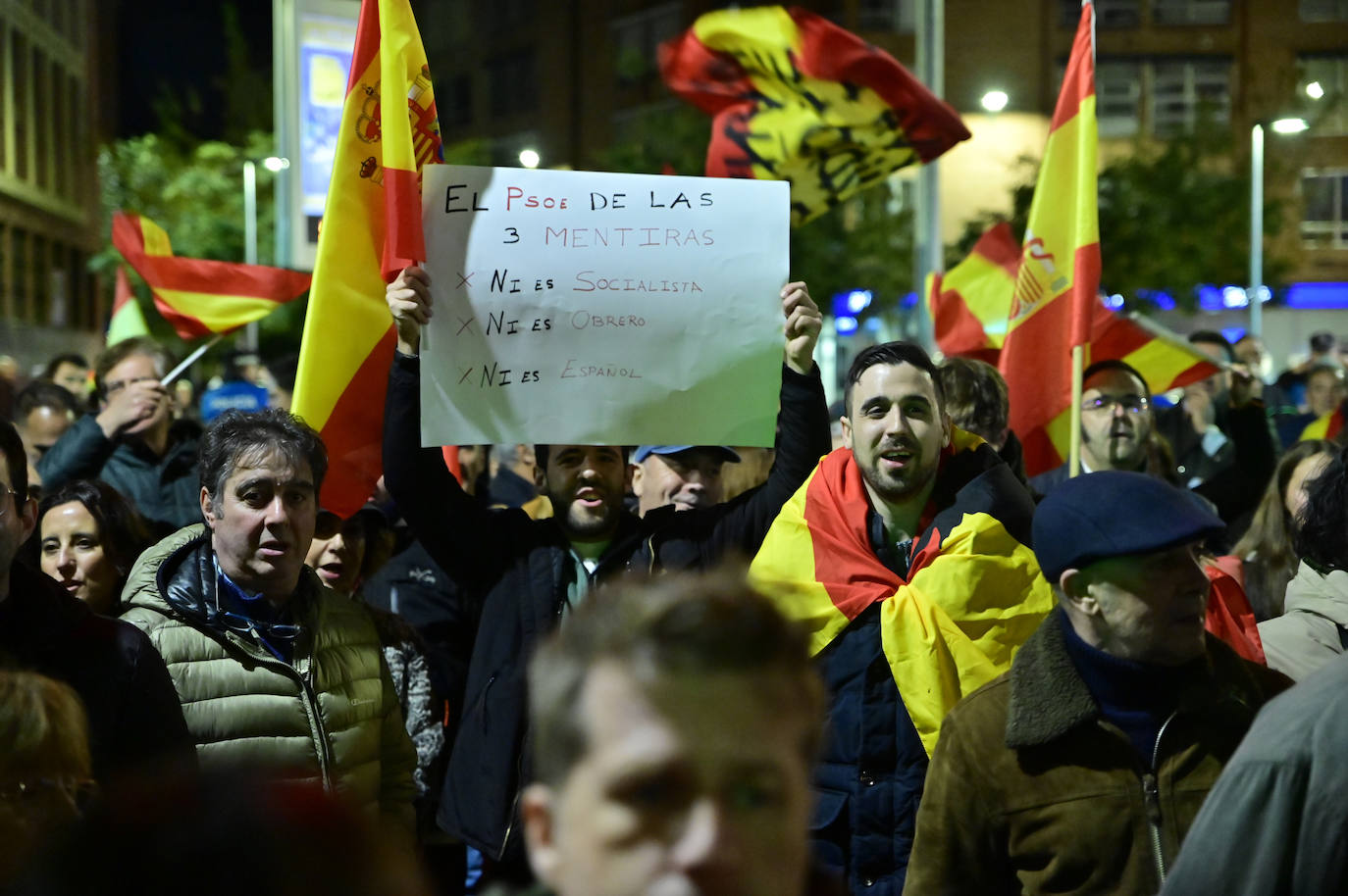 La protesta contra la amnistía frente a la sede del PSOE, en imágenes