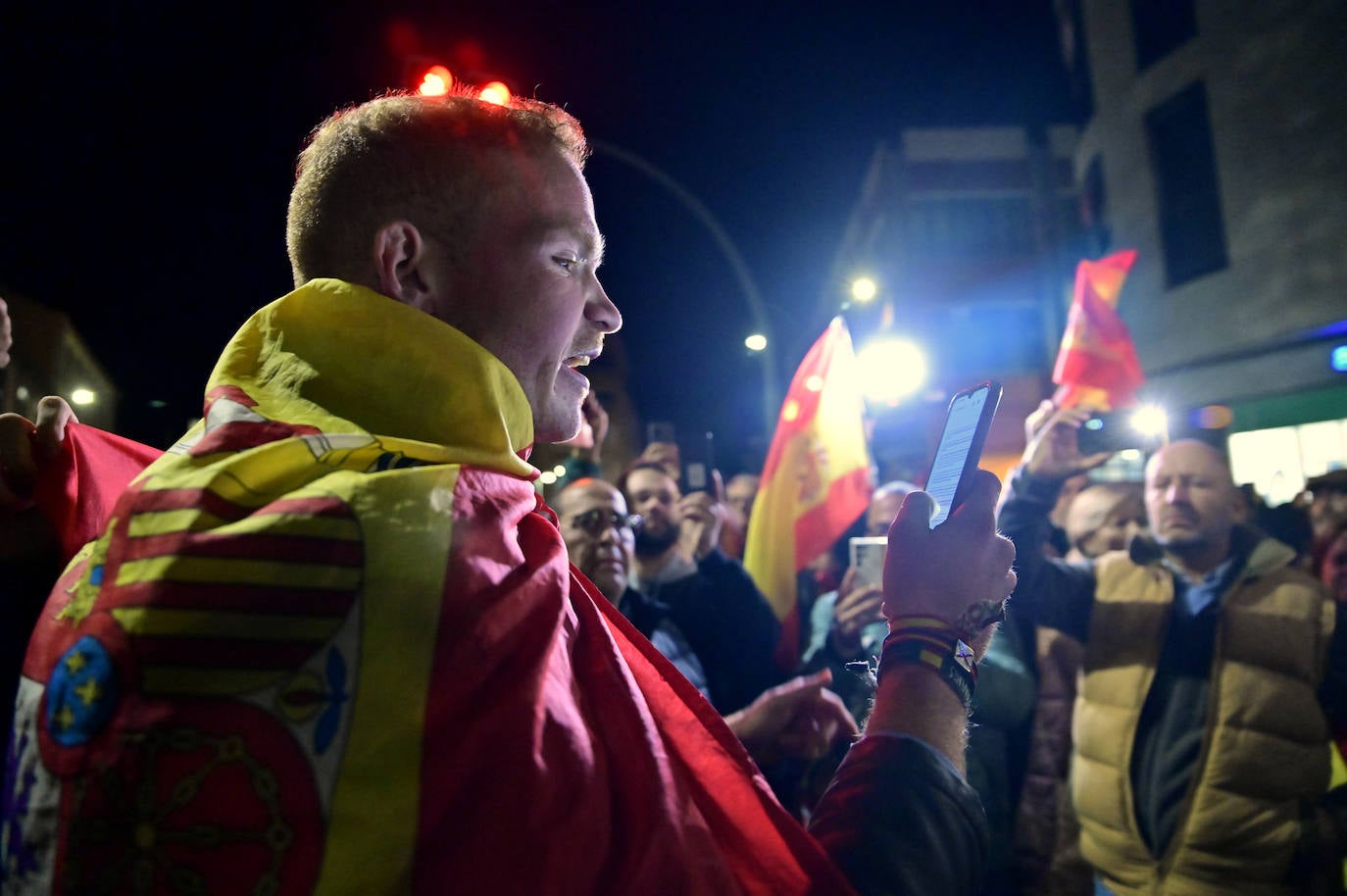 La protesta contra la amnistía frente a la sede del PSOE, en imágenes