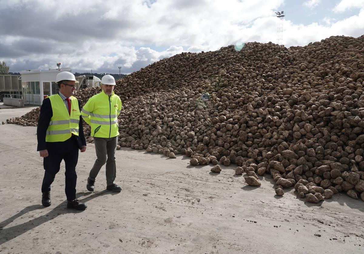 Gerardo Dueñas y Jesús Posadas durante su recorrido por la fábrica de Acor en Olmedo.