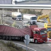 El vuelco de un camión corta la salida de la A-62 hacia Madrid en Tordesillas