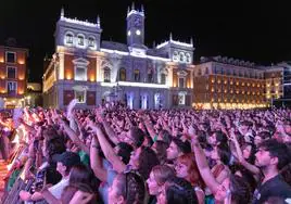 Miles de personas siguen el concierto de Lola Índigo durante las fiestas de 2023.