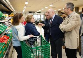 El alcalde, Jesús Julio Carnero, saluda a una clienta este lunes durante la apertura del nuevo Mercadona.