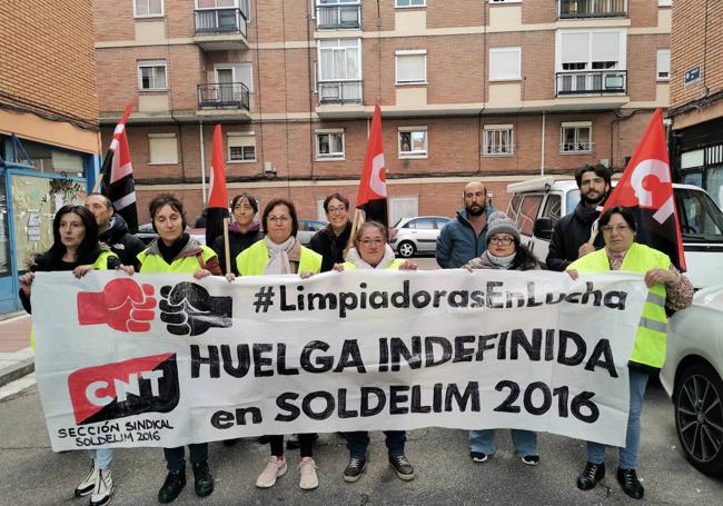 Las trabajadoras de Soldelim apoyadas por representantes de CNT.