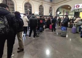 Pasajeros en la estación de tren de Valladolid, pasadas las diez de la noche de este domingo.