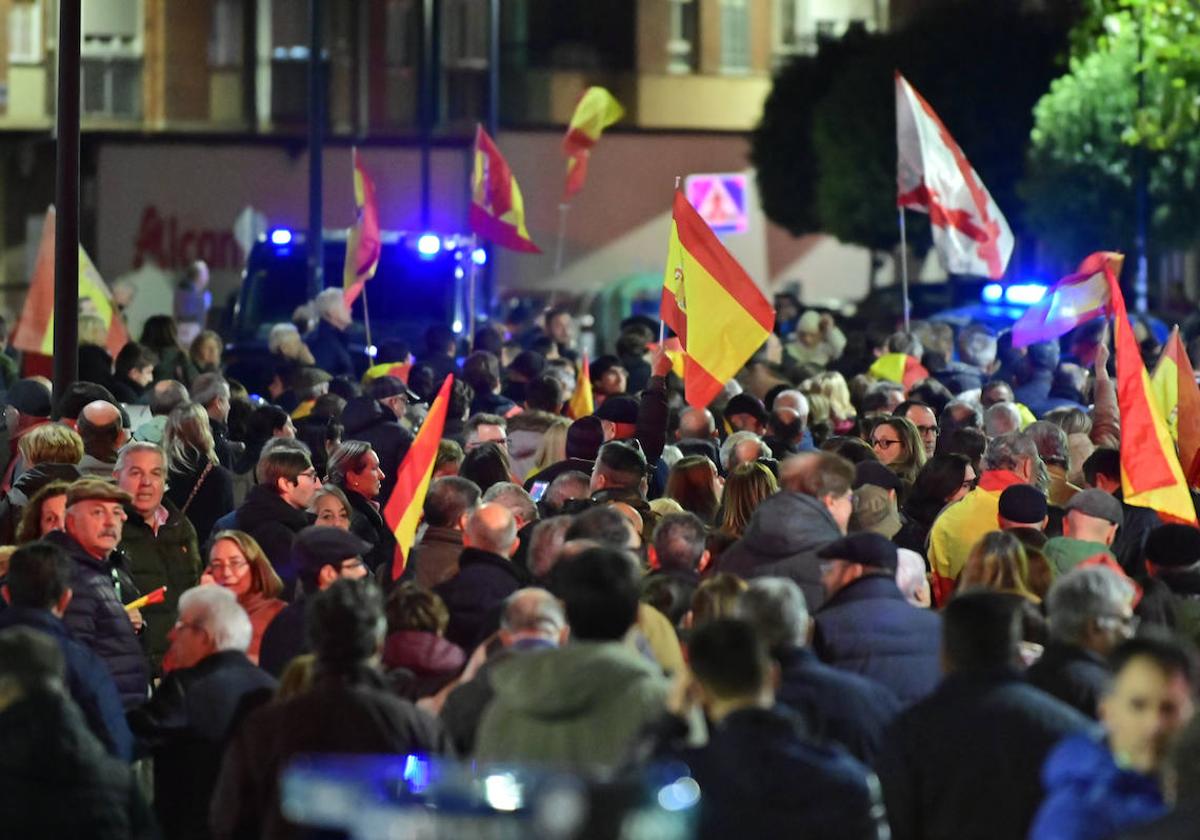 Concentración ante la sede del PSOE en Valladolid.