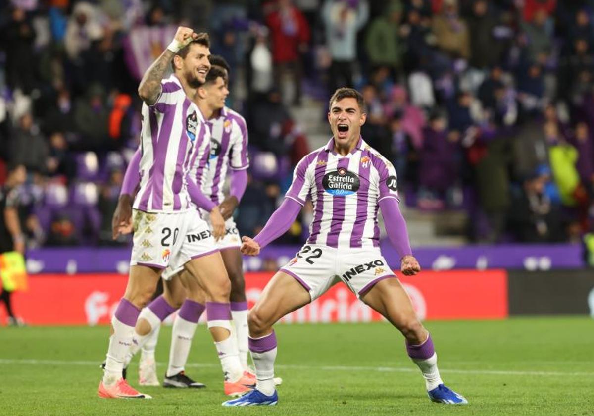 Lucas Rosa (derecha) celebra el gol que anotó ante el Tenerife, con Stanko Juric a su lado