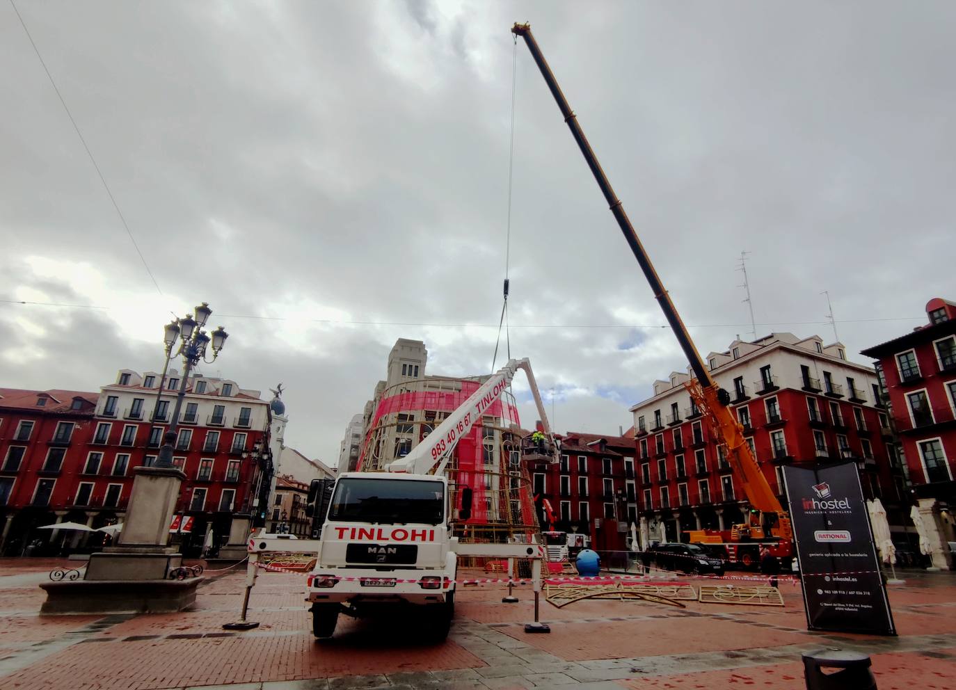 Montaje del árbol de los deseos en la Plaza Mayor, este martes.