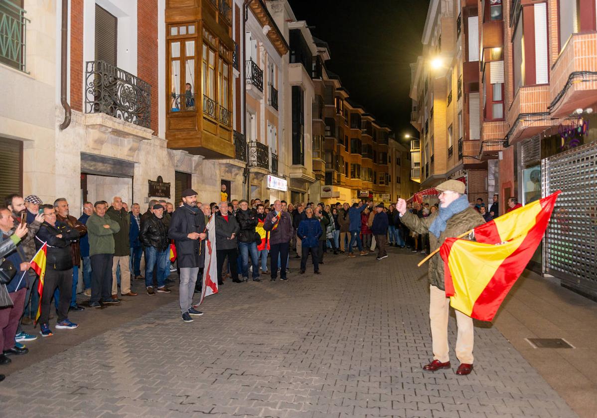 Concentración contra la amnistía en la sede del PSOE de Palencia.