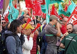 Protesta de agentes medioambientales ante la sede de la Consejería de Medio Ambiente, Vivienda y Ordenación del Territorio.