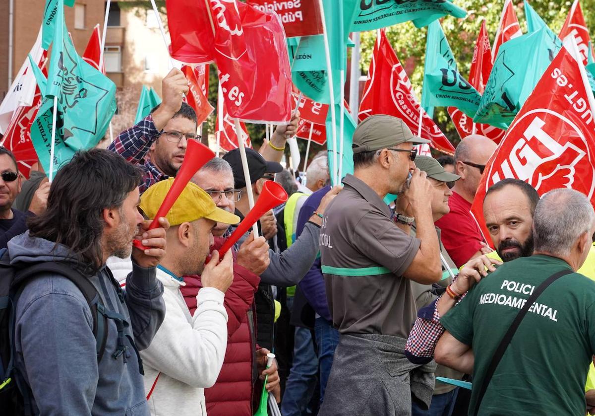 Protesta de agentes medioambientales ante la sede de la Consejería de Medio Ambiente, Vivienda y Ordenación del Territorio.