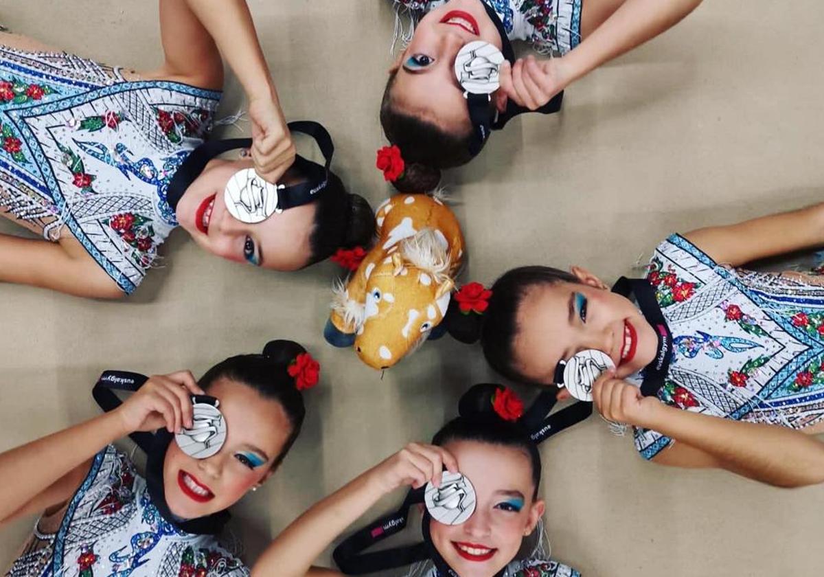 El conjunto prebenjamín de La Victoria posa con la medalla de plata.