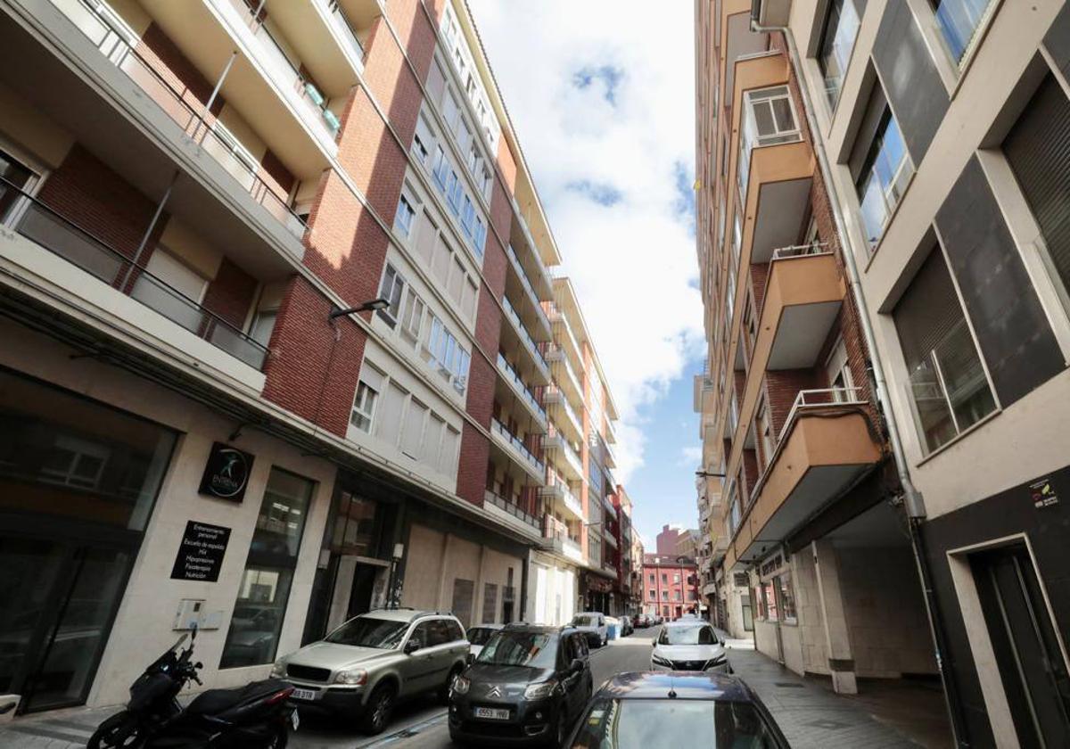 Residencia Colón, a la izquierda, en la calle Independencia de Valladolid.