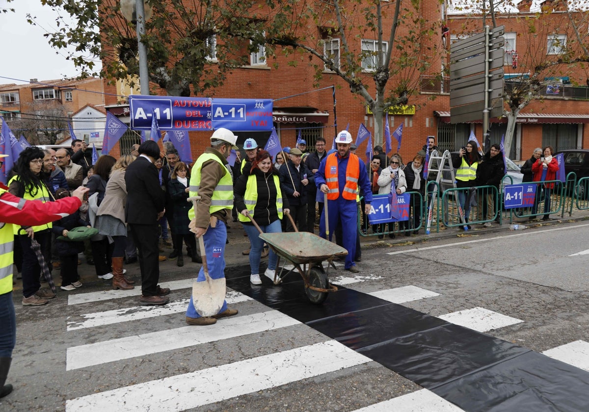 Concentración y performance, de hace un año, de la plataforma ciudadana A11 Pasos en la travesía de la nacional 122 en Peñafiel.