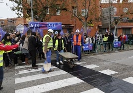 Concentración y performance, de hace un año, de la plataforma ciudadana A11 Pasos en la travesía de la nacional 122 en Peñafiel.