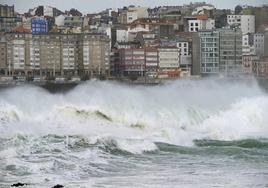 Vista del mar picado con edificios al fondo en A Coruña.