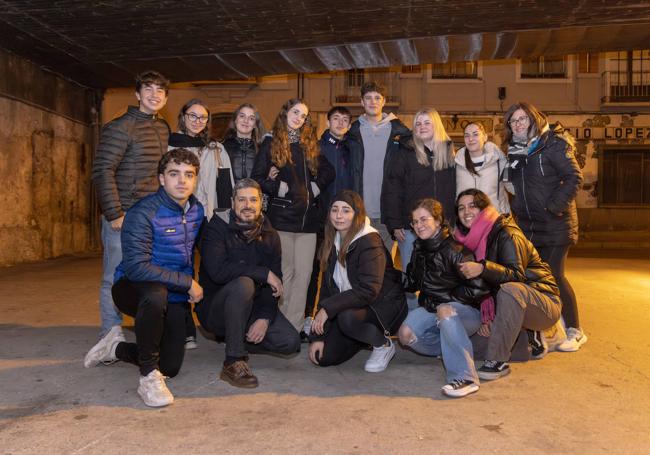 Voluntarios universitarios y del Colegio San José.