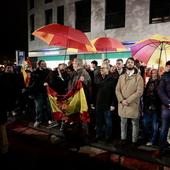 Un centenar y medio de personas protesta ante la sede del PSOE en Valladolid